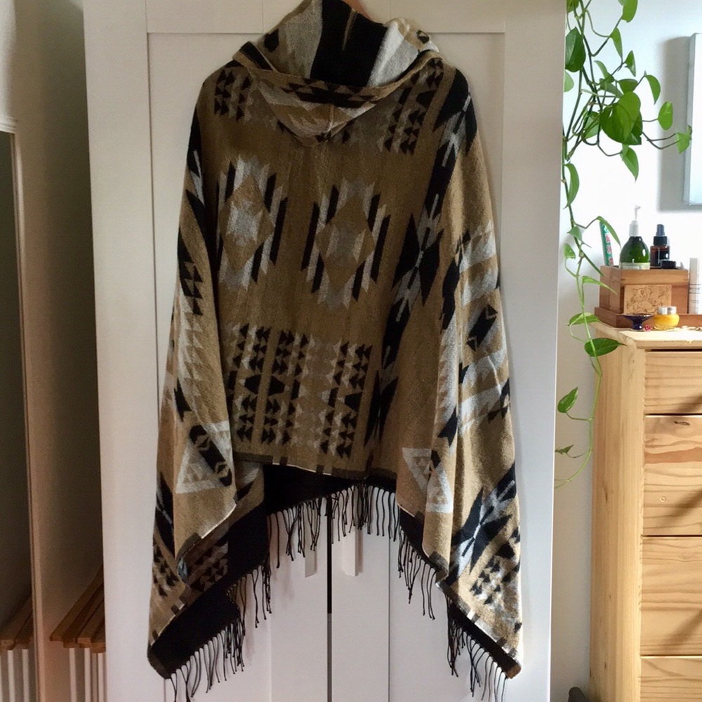 Aztec Poncho / Shawl - Picture 4 of 7